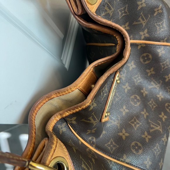 Louis Vuitton Galleria - Picture 6 of 13